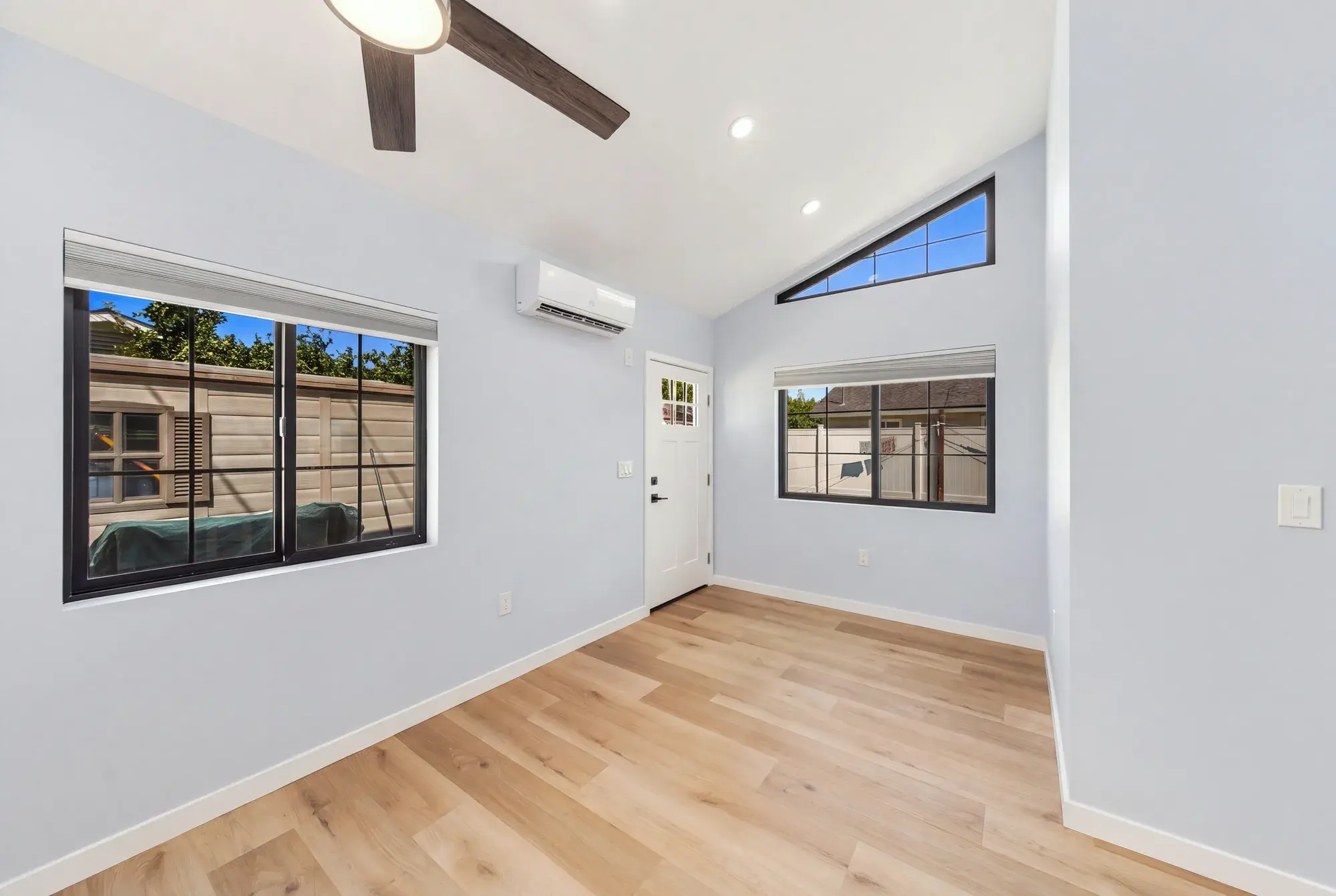 naomi-st-garage-conversion-burbank-living-room